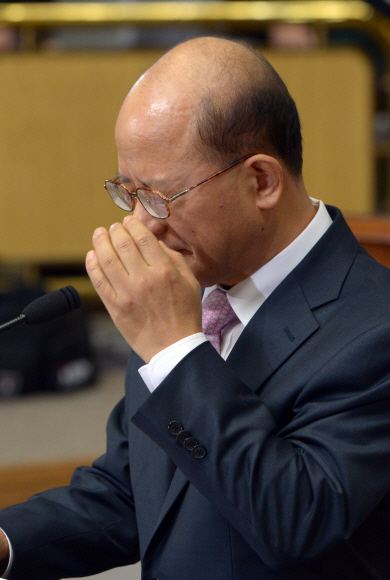 박한철 헌법재판소장 후보자가 8일 국회에서 열린 인사청문회 도중 안경을 고쳐 쓰려 손을 올리고 있다.