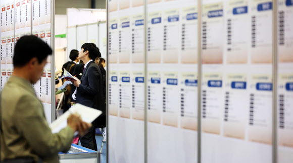 9일 오전 서울 무역전시컨벤션센터(SETEC)에서 열린 ‘2013 강남 일자리 박람회’에서 구직자들이 채용공고 게시판을 살펴보고 있다.  연합뉴스