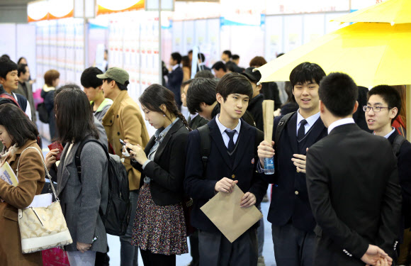 9일 오전 서울 무역전시컨벤션센터(SETEC)에서 열린 ‘2013 강남 일자리 박람회’에서 고등학생들이 채용관련 부스를 살펴보고 있다.  연합뉴스