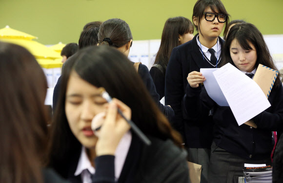 9일 오전 서울 무역전시컨벤션센터(SETEC)에서 열린 ‘2013 강남 일자리 박람회’에서 한 고등학생이 수정 메이크업을 받고 있다.  연합뉴스