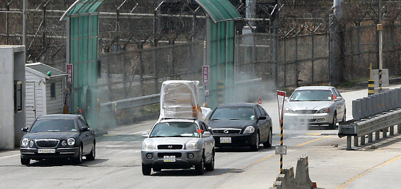 개성공단 운영이 잠정 중단된 가운데 9일 경기도 파주시 경의선 남북출입사무소에서 공단 차량이 귀환하고 있다. 연합뉴스