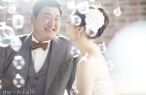 개그맨 김준현(왼쪽)이 오는 20일 결혼을 앞두고 11일 예비신부와 함께 한 웨딩화보를 공개했다.