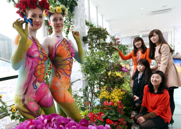 롯데백화점이 11일 오전 서울 중구 소공동 본점 에비뉴엘-영플라자 사이 다리 ‘러브릿지’에서 ‘나비 페스티벌’을 진행하고 있다. 연합뉴스