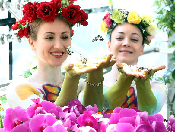 롯데백화점이 11일 오전 서울 중구 소공동 본점 에비뉴엘-영플라자 사이 다리 ‘러브릿지’에서 ‘나비 페스티벌’을 진행하고 있다. 연합뉴스