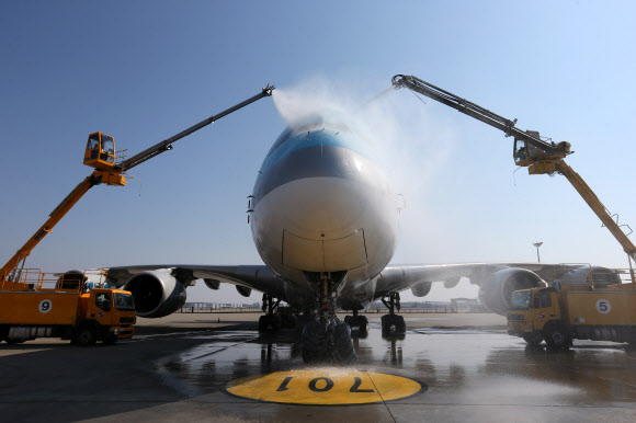 12일 영종도 인천공항 대한항공기정비고에서 관계자들이 초대형 항공기 A380의 외관 세척작업을 실시하고 있다. A380 한대를 세척하기 위해서는 약20톤의 물과 100L의 세척액이 사용되며, 작업에는 약5 시간이 걸린다. 동체세척은 미관상의 이유뿐 아니라 연료절감 효과를 위해서 정기적으로 실시되고 있다. 