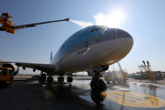 2일 영종도 인천공항 대한항공기정비고에서 관계자들이 초대형 항공기 A380의 외관 세척작업을 실시하고 있다. A380 한대를 세척하기 위해서는 약20톤의 물과 100L의 세척액이 사용되며, 작업에는 약5 시간이 걸린다. 동체세척은 미관상의 이유뿐 아니라 연료절감 효과를 위해서 정기적으로 실시되고 있다. 