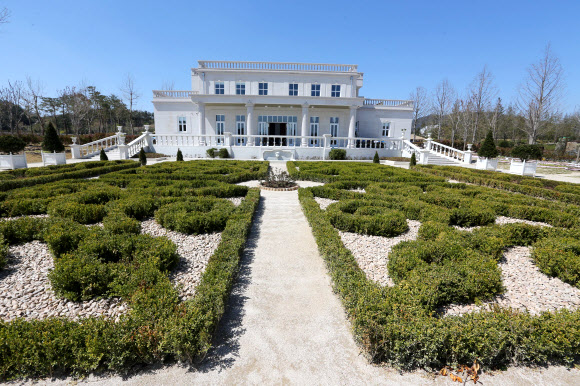 오는 20일 개막하는 ‘2013 순천만 국제정원박람회’가 7일 앞으로 다가온 가운데 프랑스 정원이 단장돼 눈길을 끌고 있다. 순천시 풍덕·오천동, 순천만 일원 111만2천㎡의 공간에서 20일부터 10월 20일까지 ‘지구의 정원 순천만’을 주제로 6개월간 열릴 예정이다. 