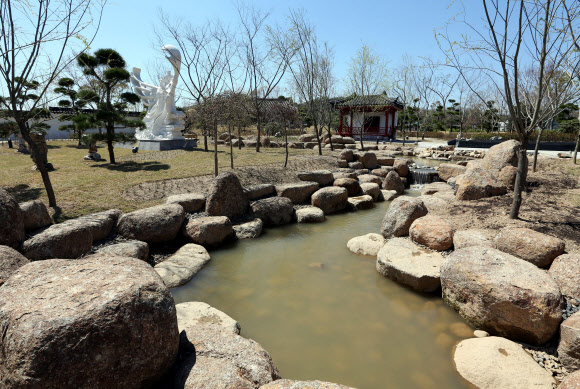 개막을 일주일 앞둔 ‘2013 순천만 국제정원박람회’가 12일 행사 준비로 분주하다. 사진은 깨끗하게 단장된 중국정원. 순천시 풍덕·오천동, 순천만 일원 111만2천㎡의 공간에서 20일부터 10월 20일까지 ‘지구의 정원 순천만’을 주제로 6개월간 열릴 예정이다.  