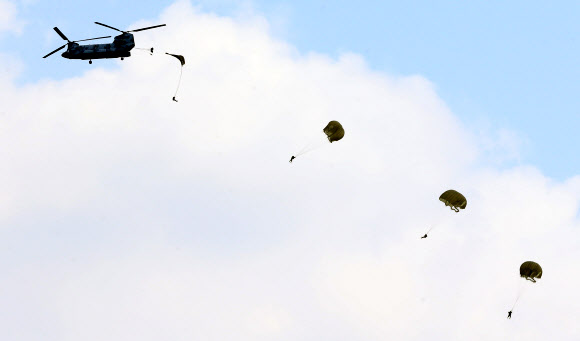 12일 오전 경기도 광주시 특수전교육단 상공에서 CH-47 헬기를 이용한 강하 훈련이 펼쳐지고 있다. 