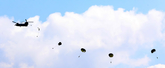 12일 오전 경기도 광주시 특수전교육단 상공에서 CH-47 헬기를 이용한 강하 훈련이 펼쳐지고 있다. 