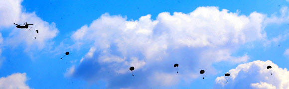 12일 오전 경기도 광주시 특수전교육단 상공에서 CH-47 헬기를 이용한 강하 훈련이 펼쳐지고 있다. 