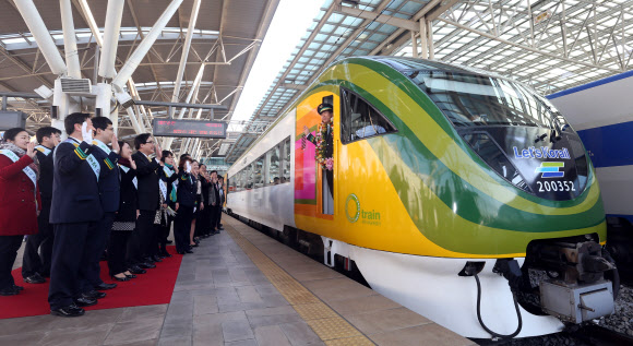 12일 오전 서울역에서 열린 백두대간 관광열차 오-트레인 환송행사에서 코레일 임직원들이 열차를 환송하고 있다. 코레일이 이날부터 운행하는 오-트레인은 중앙선, 영동선, 태백선 순환구간을 1일 4회, 백두대간 협곡열차인 브이-트레인은 강원 철암역∼경북 분천역 구간을 1일 3회 각각 왕복한다.  