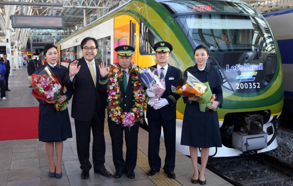 12일 오전 서울역에서 열린 백두대간 관광열차 오-트레인 환송행사에서 열차 승무원들이 정창영 코레일 사장(왼쪽 두번째) 과 함께 기념촬영을 하고 있다. 코레일이 이날부터 운행하는 오-트레인은 중앙선, 영동선, 태백선 순환구간을 1일 4회, 백두대간 협곡열차인 브이-트레인은 강원 철암역∼경북 분천역 구간을 1일 3회 각각 왕복한다.  