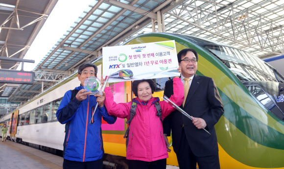 12일 오전 서울역에서 열린 백두대간 관광열차 오-트레인 환송행사에서 첫번째 예매고객인 박상철씨(왼쪽) 부부가 열차 1년 무료이용권을 들고 정창영 코레일 사장과 기념촬영을 하고 있다. 코레일이 이날부터 운행하는 오-트레인은 중앙선, 영동선, 태백선 순환구간을 1일 4회, 백두대간 협곡열차인 브이-트레인은 강원 철암역∼경북 분천역 구간을 1일 3회 각각 왕복한다.  