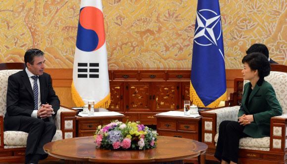 박근혜 대통령이 12일 오후 청와대에서 아네르스 포그 라스무센 북대서양조약기구(NATO) 사무총장을 접견, 환담하고 있다.  연합뉴스