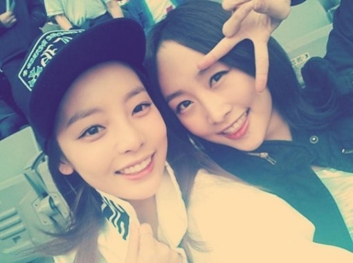 가수 구하라와 니콜이 싸이 콘서트 인증샷이 화제다. <br>구하라 트위터<br> <br>