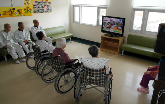 14일 휴업에도 진주의료원을 떠나지 못하고 있는 입원 환자들이 병원 내 휴게실에 모여 TV를 시청하고 있다. 진주 연합뉴스 