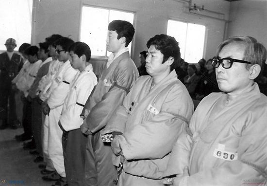 1974년 긴급조치 1호 위반으로 장준하(오른쪽)와 함께 재판을 받는 모습(오른쪽에서 두번째)