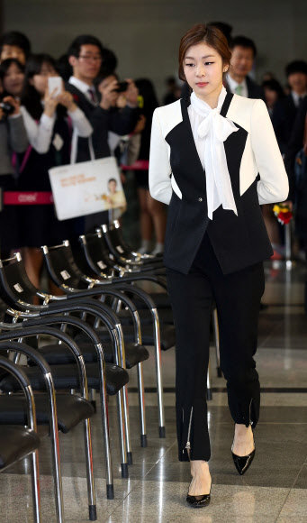 KB금융 광고 모델인 김연아가 15일 오후 강남구 삼성동 코엑스에서 KB금융 주최로 열린 ‘2013 굿잡 우수기업 취업박람회’개막식에 참석하기 위해 행사장으로 들어서고 있다. 연합뉴스