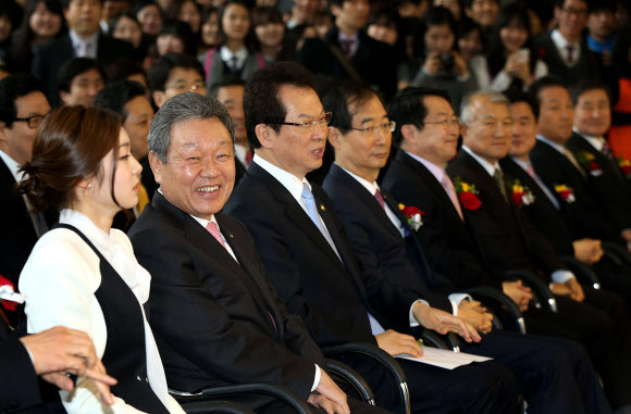 15일 오전 강남구 삼성동 코엑스에서 KB금융 주최로 열린 ‘2013 굿잡 우수기업 취업박람회’개막식에서 내빈들이 사회자의 멘트를 듣고 있다. 왼쪽부터 KB금융 광고 모델인 김연아, 어윤대 KB금융지주 회장, 서남수 교육부 장관, 한덕수 한국무역협회장. 연합뉴스