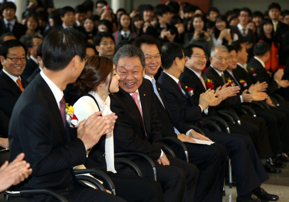 15일 오후 강남구 삼성동 코엑스에서 KB금융 주최로 열린 ‘2013 굿잡 우수기업 취업박람회’개막식에서 내빈들이 박수를 치고 있다. 왼쪽부터 민병덕 국민은행장,  KB금융 광고 모델인 김연아, 어윤대 KB금융지주 회장, 서남수 교육부 장관, 한덕수 한국무역협회장. 연합뉴스