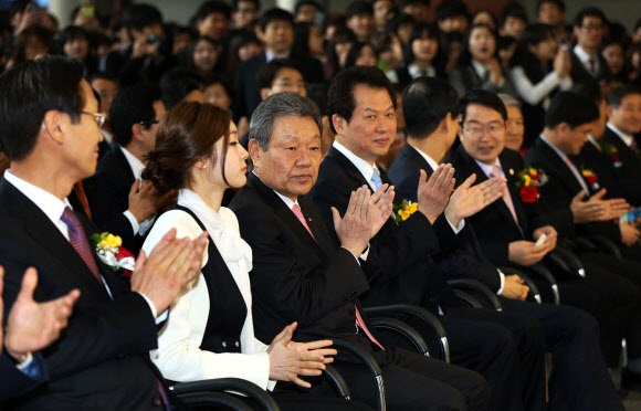 15일 오후 강남구 삼성동 코엑스에서 KB금융 주최로 열린 ‘2013 굿잡 우수기업 취업박람회’개막식에서 내빈들이 박수를 치고 있다. 왼쪽부터 민병덕 국민은행장,  KB금융 광고 모델인 김연아, 어윤대 KB금융지주 회장, 서남수 교육부 장관, 한덕수 한국무역협회장.  연합뉴스
