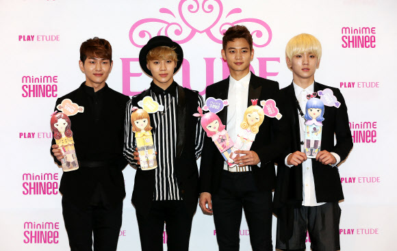 가수 샤이니가 15일 오후 서울 중구 에뛰드하우스 본사 대강당에서 열린 신제품 향수 ‘미니미 비 마이 프린세스’ 제작발표회에서 각자가 만든 대형 향수 조형물을 들고 포즈를 취하고 있다. 이번 행사에서 소개된 향수는 샤이니가 제품 컨셉부터 향, 용기 디자인까지 제품 개발 과정에 직접 참여한 것이 특징이다. 연합뉴스