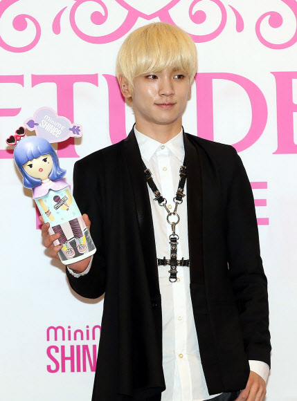 가수 샤이니의 멤버 키가 15일 오후 서울 중구 에뛰드하우스 본사 대강당에서 열린 신제품 향수 ‘미니미 비 마이 프린세스’ 제작발표회에서 자신이 만든 대형 향수 조형물을 들고 포즈를 취하고 있다. 이번 행사에서 소개된 향수는 샤이니가 제품 컨셉부터 향, 용기 디자인까지 제품 개발 과정에 직접 참여한 것이 특징이다. 연합뉴스