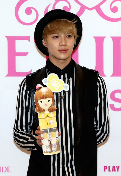 가수 샤이니의 멤버 태민이 15일 오후 서울 중구 에뛰드하우스 본사 대강당에서 열린 신제품 향수 ‘미니미 비 마이 프린세스’ 제작발표회에서 자신이 만든 대형 향수 조형물을 들고 포즈를 취하고 있다. 이번 행사에서 소개된 향수는 샤이니가 제품 컨셉부터 향, 용기 디자인까지 제품 개발 과정에 직접 참여한 것이 특징이다. 연합뉴스