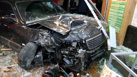 15일 오후 10시 52분께 울산시 남구의 한 피자가게에 에쿠스 승용차가  덮쳐 피자가게 유리창이 파손됐다.  연합뉴스