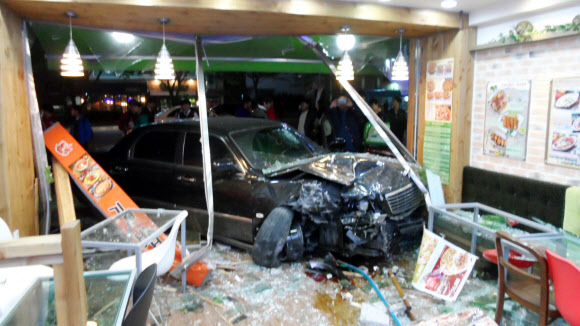 15일 오후 10시 52분께 울산시 남구의 한 피자가게에 에쿠스 승용차가  덮쳐 피자가게 유리창이 파손됐다.   연합뉴스