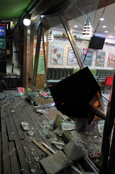 15일 오후 11시께 울산시 남구의 한 피자가게에 에쿠스 승용차가  덮쳐 상가가 부서졌다. 연합뉴스