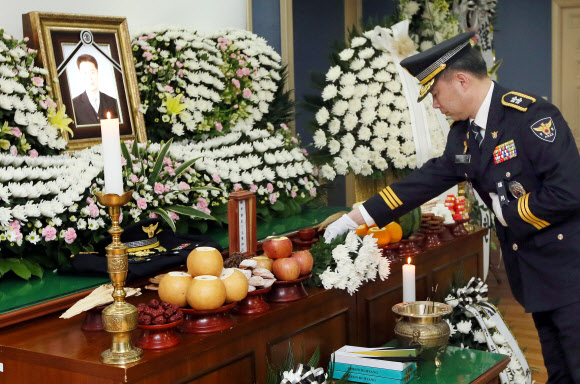 이인선 인천지방경찰청장이 16일 인천시 강화군 강화장례식장에 마련된 고 정옥성 경감의 빈소에서 조문하고 있다. 정 경감은 지난달 1일 오후 11시 25분께 강화군 내가면 외포리 선착장에서 자살하려고 물에 뛰어든 김모(45)씨를 구하려 바다에 몸을 던졌다가 실종됐다.  연합뉴스