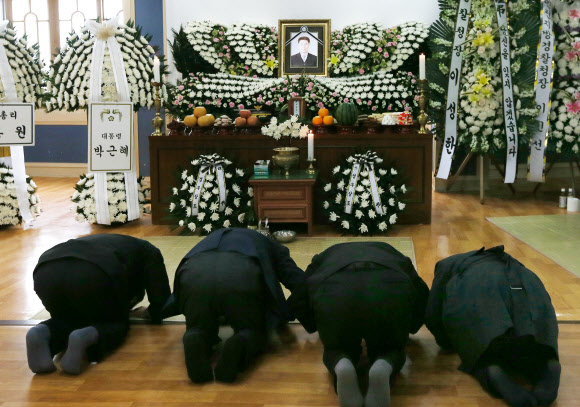 16일 인천시 강화군 강화장례식장에 마련된 고 정옥성 경감의 빈소에서 조문객들이 조문하고 있다. 정 경감은 지난달 1일 오후 11시 25분께 강화군 내가면 외포리 선착장에서 자살하려고 물에 뛰어든 김모(45)씨를 구하려 바다에 몸을 던졌다가 실종됐다. 연합뉴스