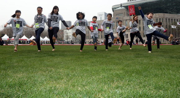 16일 오후 서울광장에서 열린 ‘신발 없는 하루’ 캠페인에서 어린이들이 맨발로 걷고 있다. ‘신발 없는 하루’는 신발을 하루 동안 벗고 일상을 보내는 날로 신발이 어린이들에게 줄 수 있는 영향력을 알리고, 고객이 신발 한 켤레를 구매할 때마다 맨발의 어린이에게 신발 한 켤레를 전달하는 캠페인이다.  연합뉴스