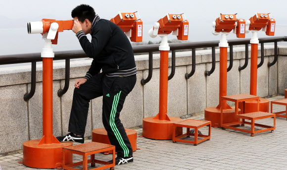 16일 경기도 파주시 오두산 통일전망대에서 관광객들이 황해북도 개풍군을 살펴보고 있다.  연합뉴스