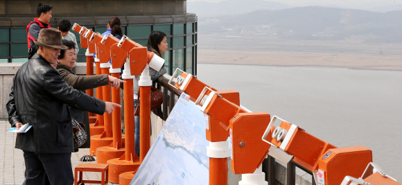 16일 경기도 파주시 오두산 통일전망대에서 관광객들이 북한 지형도를 손으로 가리키며 황해북도 개풍군을 살펴보고 있다.  연합뉴스