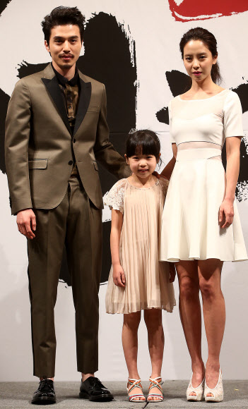 17일 오후 서울 강남구 논현동 임피리얼팰리스 호텔에서 열린 KBS 2TV 수목드라마 ‘천명:조선판 도망자 이야기’ 제작보고회에서 배우 이동욱(왼쪽부터), 김유빈, 송지호가 포즈를 취하고 있다. 연합뉴스