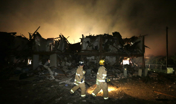 잿더미 된 아파트 17일 오후 8시(현지시간) 미국 텍사스주 웨이코 북부 지역에 위치한 웨스트시의 한 비료공장에서 대형 폭발 사고가 발생해 5~15명이 사망하는 등 160명 이상의 사상자가 발생한 것으로 추정되는 가운데 18일 새벽 소방대원들이 처참하게 파괴된 인근 아파트 단지를 살펴보고 있다. 