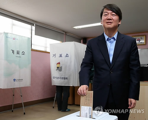 4·24 재·보궐선거의 사전투표가 시작된 19일 오전 서울 노원병에 출마한 안철수 무소속 후보가 상계9동주민센터에서 투표를 하고 있다. 안 후보는 상계1동에 거주하지만 전국 12개 재·보선 지역의 어느 투표소에서나 투표할 수 있다는 점을 알리기 위해 다른 동네 투표소를 선택했다. 연합뉴스