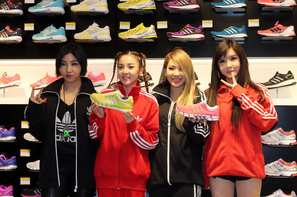 19일 오전 서울 명동 아디다스 플래그십 스토어 리뉴얼 오픈을 기념해 매장을 방문한 가수 2NE1 맴버들이 기념촬영을 하고 있다. 연합뉴스