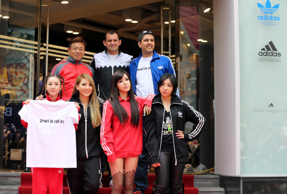 19일 오전 서울 명동 아디다스 플래그십 스토어 리뉴얼 오픈을 기념해 매장을 방문한 가수 2NE1 맴버들이 아디다스 임원진과 함께 기념촬영을 하고 있다. 연합뉴스