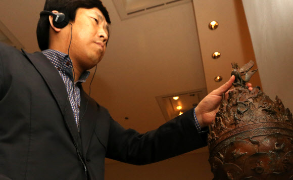 제33회 장애인의 날을 하루 앞둔 19일 오전 서울 국립중앙박물관 내에 조성된 시각장애인을 위한 전시공간에서 한 시각장애인이 백제금동대향로 모형을 만져보고 있다. 연합뉴스