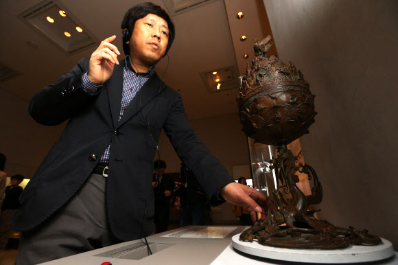 제33회 장애인의 날을 하루 앞둔 19일 오전 서울 국립중앙박물관 내에 조성된 시각장애인을 위한 전시공간에서 한 시각장애인이 백제금동대향로 모형을 만져보고 있다. 연합뉴스