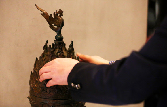 제33회 장애인의 날을 하루 앞둔 19일 오전 서울 국립중앙박물관 내에 조성된 시각장애인을 위한 전시공간에서 한 시각장애인이 백제금동대향로 모형을 만져보고 있다. 연합뉴스