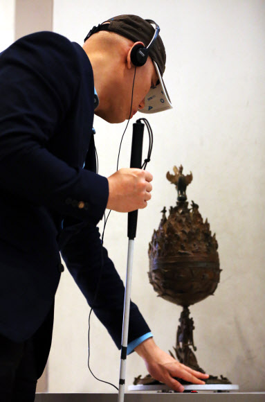 제33회 장애인의 날을 하루 앞둔 19일 오전 서울 국립중앙박물관 내에 조성된 시각장애인을 위한 전시공간에서 한 시각장애인이 백제금동대향로 모형을 만져보고 있다. 연합뉴스