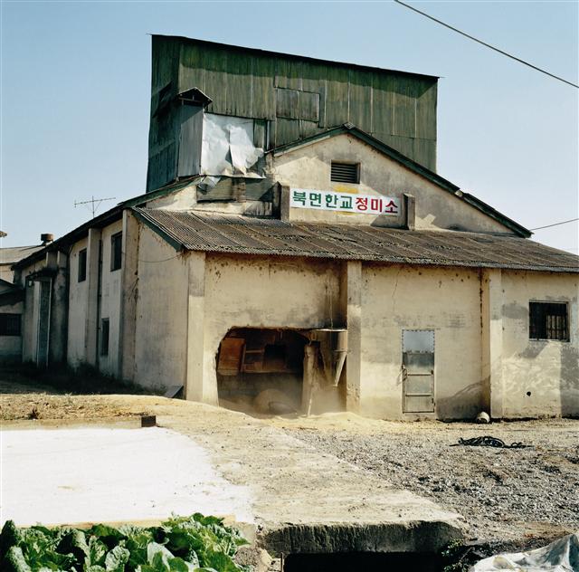 2001년 11월 23일, 전북 정읍시 북면의 정미소. 쌀나무에서 쌀이 열린다 할 정도로 도시화된 한국에서 농촌과 쌀과 정미소는 어떤 의미일까. 도서출판 눈빛 제공