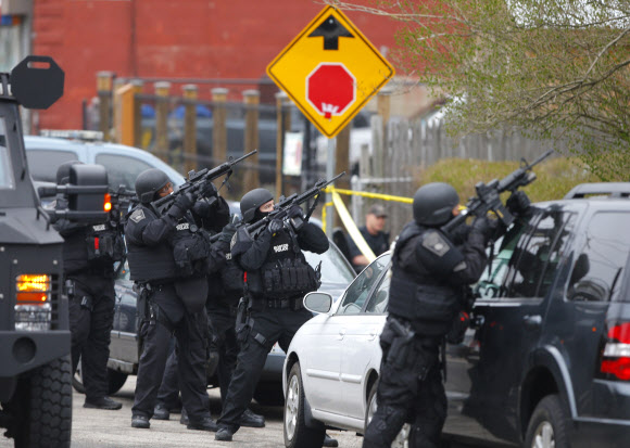 경찰 특공대원들이 워터타운의 한 아파트 건물을 포위하고 총을 겨눈 채 경계태세를 취하고 있다. FBI·보스턴경찰 제공 AP 연합뉴스