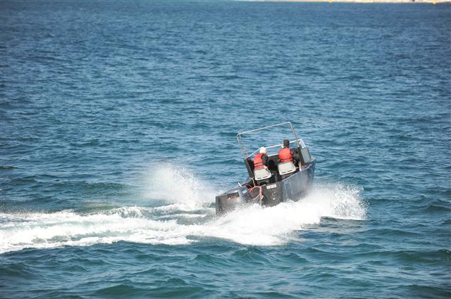 누리텍 직원들이 신소재 시험용 보트를 운항하며 데이터를 축적하고 있다.<br>㈜누리텍 제공<br>