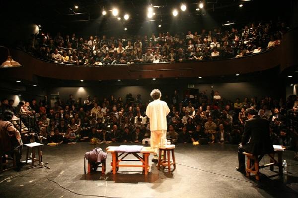 2009년 공연 ‘노래에 얽힌 백기완의 인생이야기’에서 이야기를 하는 모습.